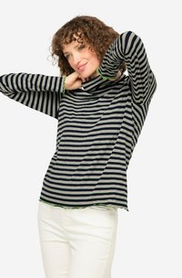 Długi rękaw w pasiastym wzorze w granatowo-szarym kolorze z wysoką szyją i zieloną falbaniastą lamówką. Wykonany z miękkiego materiału; luźny krój.