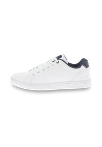 Sneaker bianca in pelle con accenti blu navy, punta rotonda, design con lacci, suola testurizzata e dettaglio del logo in rilievo sul lato.