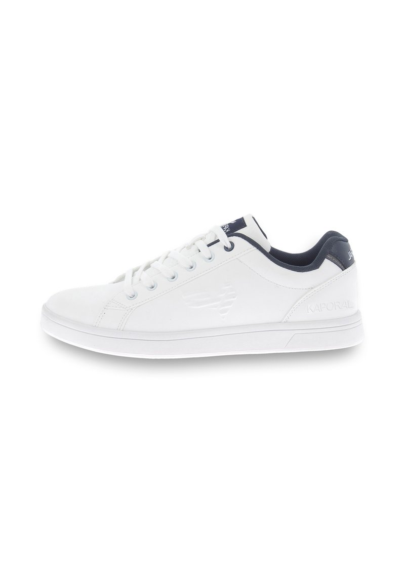 Sneaker bianca in pelle con accenti blu navy, punta rotonda, design con lacci, suola testurizzata e dettaglio del logo in rilievo sul lato.