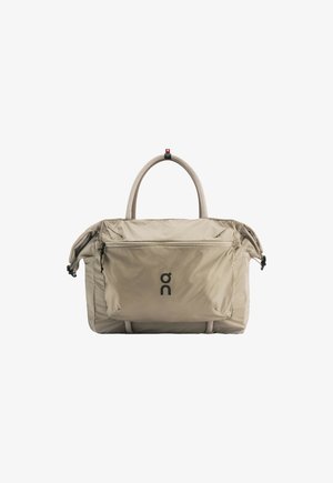 Beige Nylon-Tote mit zwei Griffen, Reißverschlussvortasche und minimalistischen Logo. Verfügt über eine weiche, strukturierte Oberfläche und eine klare Form.