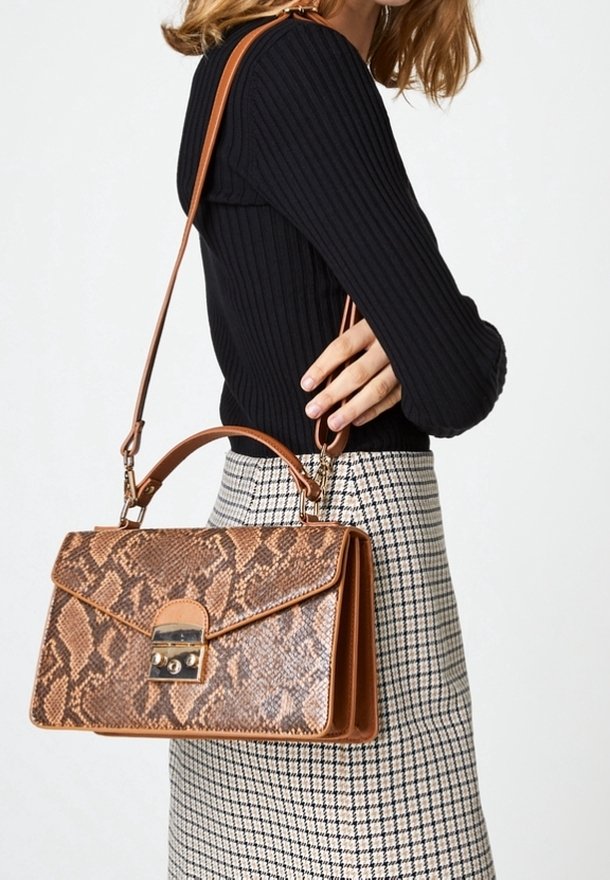 Borsa a tracolla con stampa pitonata marrone, dalla forma strutturata, dotata di manico superiore e tracolla rimovibile. Accentuata da accessori metallici.