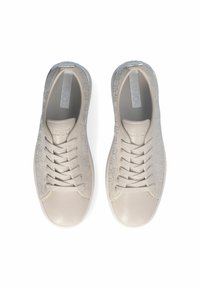 Beige sneakers met een gladde leren afwerking, zilveren patronen aan de zijkant en een klassiek vetersysteem. Zachte, gestructureerde voering.