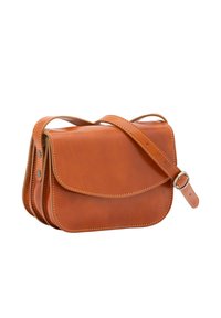 Borsa a tracolla in pelle marrone con una texture liscia, bordi arrotondati, chiusura a patta e tracolla regolabile con fibbia in argento.