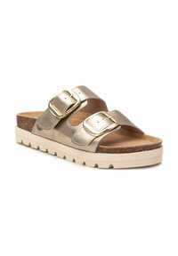 Chanclas metálicas doradas con dos correas ajustables con hebillas, una plantilla de corcho y una suela de goma beige ligera y texturizada.