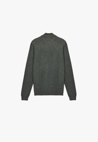 Tummanharmaa neulepusero, neulottua kangasta, pitkät hihat, ribattu kaulus ja helma. Yksinkertainen muotoilu, ei kuvioita tai koristeluja. Takaa otettu kuva.