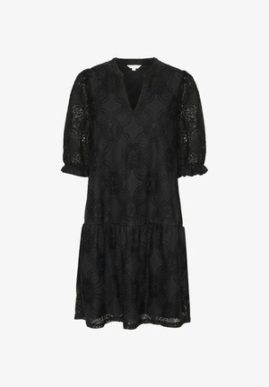 Juoda nėrinių suknelė su pūstomis rankovėmis, V formos iškirpte ir sluoksniuotu sijonu, pagaminta iš gėlėmis dekoruotos medžiagos su tekstūruotu paviršiumi.