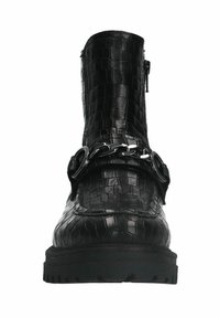 Zwarte enkelboot met een gestructureerd krokodillenpatroon, zilveren kettingaccent en een zijrits. Stevige zool met een dikke profiel voor grip.