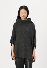 Poncho gris en laine douce, avec un col côtélé haut, des manches larges et une coupe décontractée. Texture lisse et design minimal.