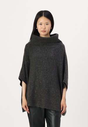 Poncho gris en laine douce, avec un col côtélé haut, des manches larges et une coupe décontractée. Texture lisse et design minimal.