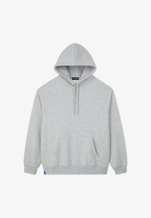 Szara bluza z kapturem wykonana z miękkiego materiału, z kieszenią z przodu i sznurkiem do regulacji. Mankiety i dolna krawędź ze ściągaczem oraz niebieską metką.