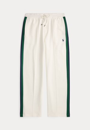Białe spodnie dresowe z sznurkiem, z granatowymi i zielonymi paskami po bokach oraz małym granatowym logo gracza polo na prawej udzie.