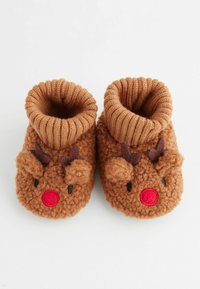 Bruna fleece-tofflor med ribbat manschetter har ett renmotiv, inklusive horn, en röd nos och broderade ansiktsdetaljer.