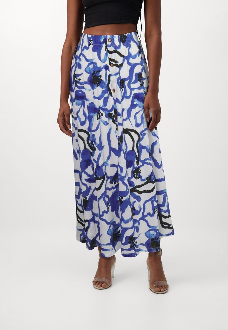 Gonna maxi floreale in tessuto leggero, con un motivo astratto blu e bianco con accenti neri, bottoni frontali e un design fluido.