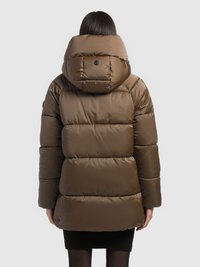 Brūna pufjakas jaka ar lielu kapuci, kvadrātveida dūrienu rakstu un pogu detaļu aizmugurē. Raksturo gluda, spīdīga tekstūra un taisna griezuma forma.