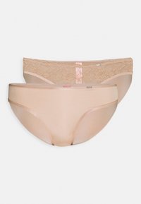 Twee paar beige ondergoed: de ene van een gladde stof met een lage taille, de andere met een kanten tailleband en een delicaat bloemenpatroon.