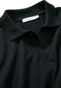 Zwarte poloshirt van textuurstof met een spread collar, een drie-knopen sluiting en een klein borstzakje. Label zichtbaar.