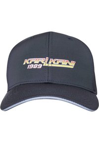 Černá baseballová čepice s křivým šípem, na přední straně s vyšitým značkovým logem "KARL KANI 1989" v červené a žluté barvě. Hladká textilie.