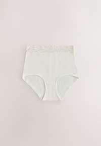 Sous-vêtement blanc pour femme taille haute avec bordure en dentelle le long de la ceinture, posé à plat sur une surface claire.