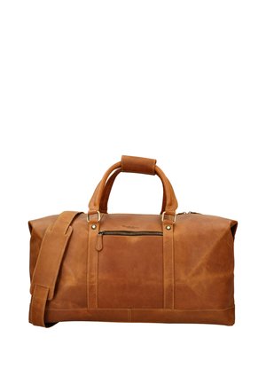 Sac de voyage en cuir marron avec poignées supérieures, sangle d'épaule réglable et poche avant zippée sur fond blanc.