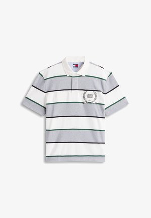 Polo à manches courtes avec des rayures horizontales blanches, grises, vertes et noires, un col et un petit logo brodé sur la poitrine gauche.