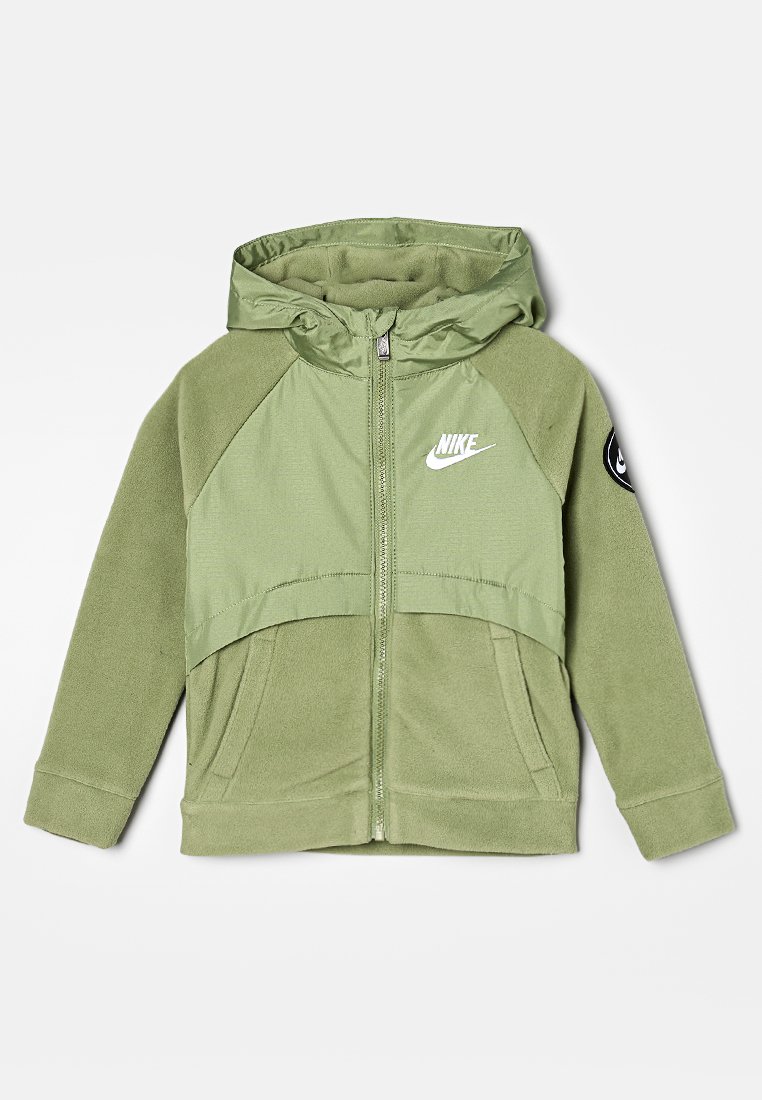 Hoodie zippé vert en molleton doux, doté d'une capuche, de poches latérales, d'un design avec panneaux contrastés et d'un logo Nike blanc sur la poitrine.
