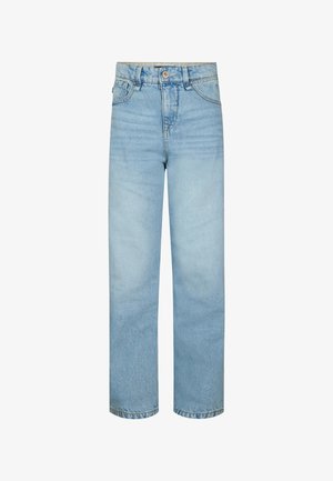 Khaki bomulds-T-shirt med rund halsudskæring, korte ærmer og trykt detaljer på brystet, kombineret med lyseblå jeans med lige ben og hvide sneakers.