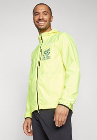 The North Face HIGHER RUN JACKET - Jachetă de vânt - lemon yellow/shady blue