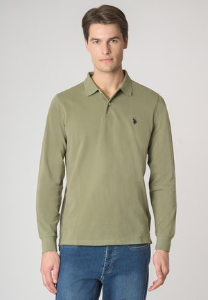 Polo a maniche lunghe in cotone verde oliva, con colletto classico, patta con tre bottoni e un piccolo logo ricamato sul petto.