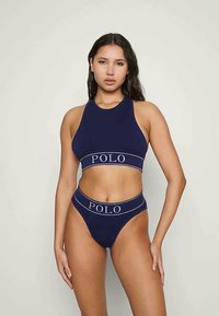 Marineblå to-delt sett med ribbete topp med høy hals og matchende høy midje bikiniunderdel med "POLO" logo aksenter.