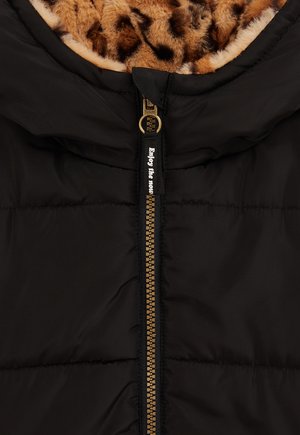 Schwarze Steppjacke mit einem goldenen Reißverschluss, ausgestattet mit einem Leopardenmuster aus Kunstpelz in der Kapuze und einer gesteppte Textur. Der Reißverschlussanhänger enthält Text.