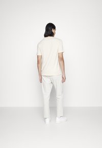 BOSS THINKING - Apdrukāts T-krekls - open beige
