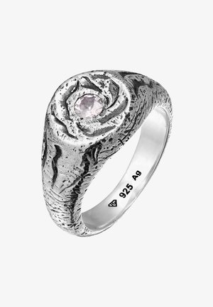 Silberring mit strukturiertem Oberflächen, der einen zentralen hellpinkfarbenen Edelstein hat. Der Ringband ist glatt und mit "925" graviert, was auf Sterlingsilber hinweist.