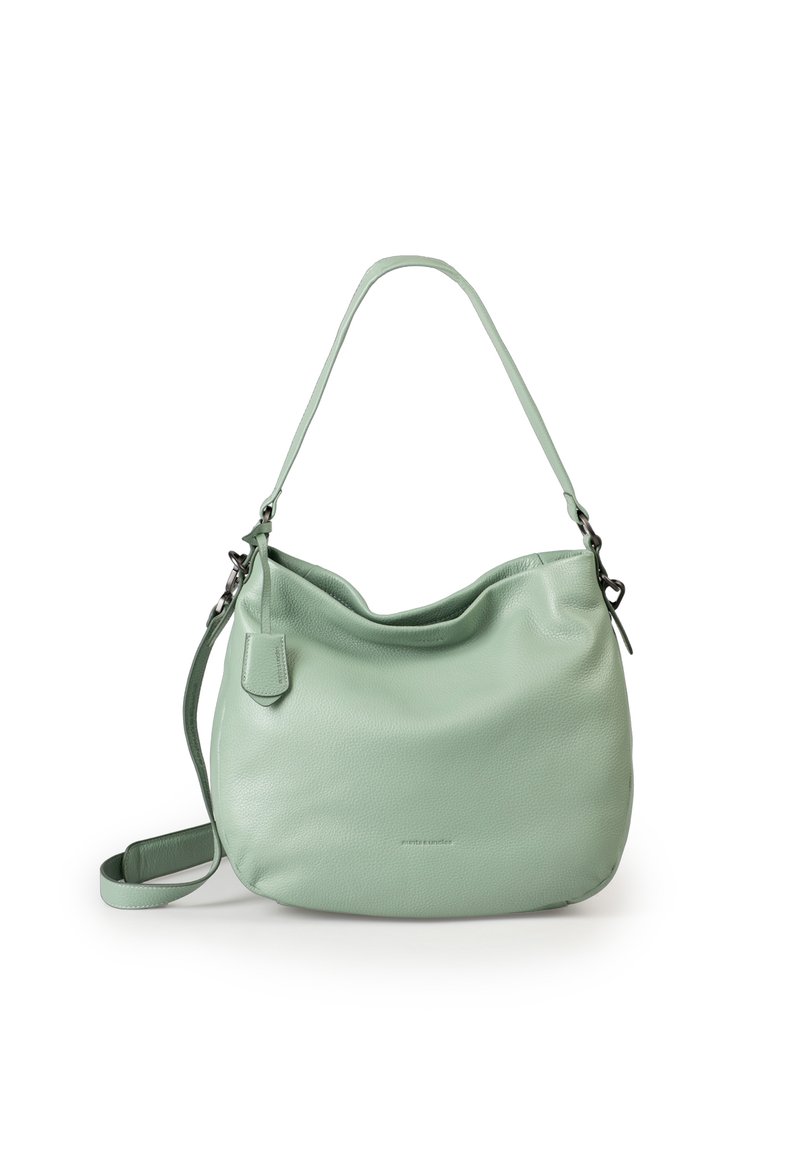 Borsa a tracolla in pelle verde menta con un design morbido, una sola tracolla e una texture liscia. Presenta un piccolo tag attaccato alla tracolla.