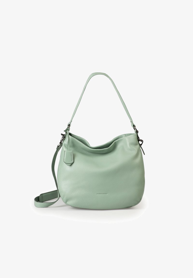 Borsa a tracolla in pelle verde menta con un design morbido, una sola tracolla e una texture liscia. Presenta un piccolo tag attaccato alla tracolla.