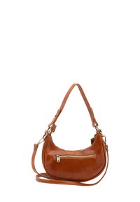 Borsa a spalla in pelle marrone con forma curva, dotata di una tasca con zip e tracolla regolabile. Texture liscia e accessori in tonalità oro.