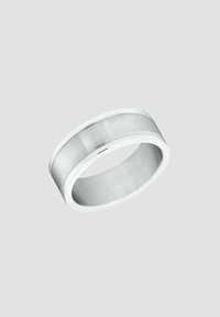 Anello in argento lucido con una fascia centrale liscia e spazzolata e bordi lucidi. Forma rotonda con un design senza soluzione di continuità e senza decorazioni visibili.