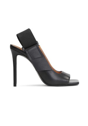 Czarny sandał na wysokim obcasie z kwadratowym noskiem, szerokim elastycznym paskiem w okolicy kostki i skórzaną cholewką, pokazany z boku na białym tle.