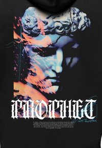 Sudadera negra con un diseño gráfico de un busto clásico en tonos azules y naranjas. El texto dice “PROPHET” en una fuente blanca, estilizada y en negrita.