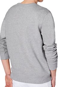 Szary sweatshirt z okrągłym dekoltem, długimi rękawami oraz ryflowanymi mankietami i dołem. Materiał jest teksturowany i miękki, o prostym wzornictwie.