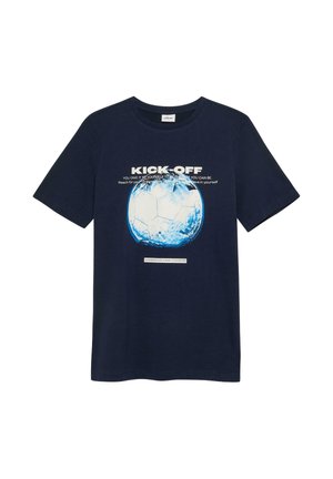 Navyblauw T-shirt met een grote blauw-witte voetbalafbeelding en de tekst "KICK-OFF" en motiverende uitspraken.
