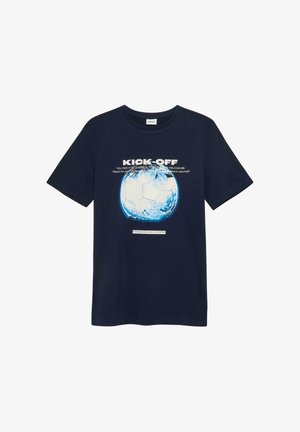 Granatowy t-shirt z dużą niebiesko-białą grafiką piłki nożnej oraz napisem "KICK-OFF" i motywującymi hasłami.