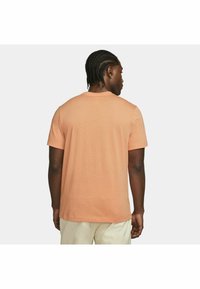 Nike Sportswear CLUB TEE - T-shirt básica - orange trance
