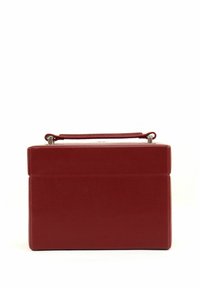 Sac à main rectangulaire rouge en cuir structuré, doté d'une poignée supérieure et d'une texture subtile. Design compact et minimaliste.