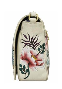 Beige Lederhandtasche mit floralem und blätterartigem Design in Pink und Grün. Mit goldenen Beschlägen und einer strukturierten Form. Seitenansicht.
