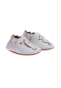 Morbide scarpine blu in pelle per bambini, decorate con ricami a forma di cavalluccio marino, colletto arricciato argentato e suola antiscivolo color sabbia. Leggere e facili da indossare.