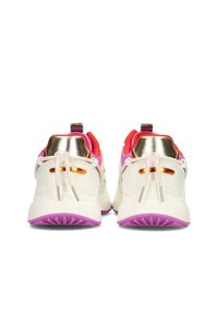 Scarpe sportive con una tomaia bianca e dettagli metallici dorati, evidenziate da accenti rosa brillante e una suola viola. Nota linguetta sul tallone.