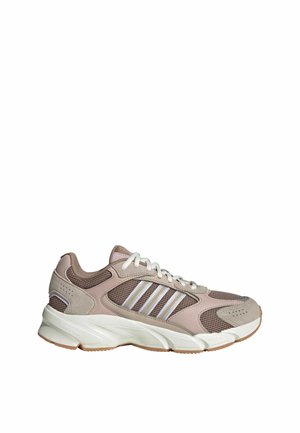 Baskets athlétiques beige et marron avec des lacets blancs, des panneaux en mesh et en daim, une semelle blanche et des bandes signature sur le côté.