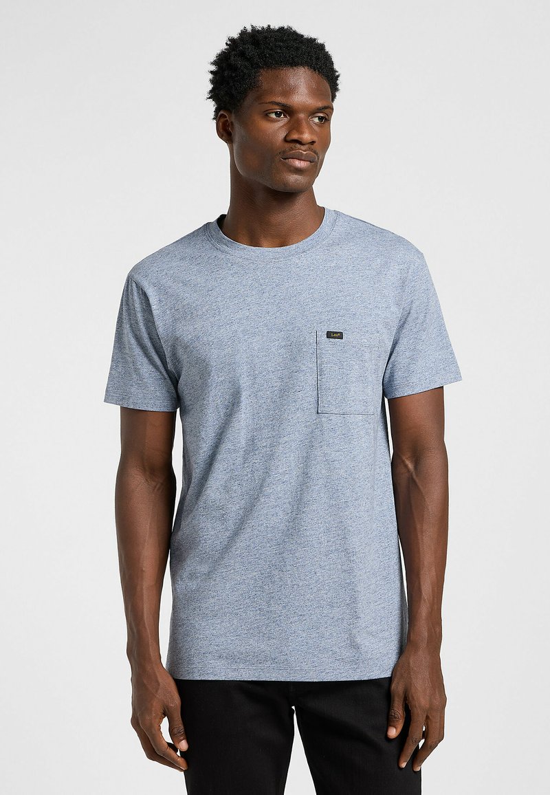 T-shirt blu melange a maniche corte in cotone, con scollatura a girocollo e taschino sul petto sinistro con un piccolo etichetta del marchio.