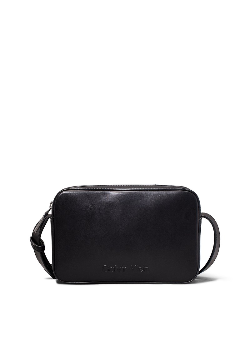 Czarna skórzana prostokątna torba o gładkiej fakturze, z zamknięciem na zamek, odpinanym paskiem oraz wytłoczonym logo z przodu.