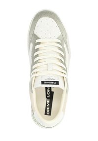 Sneaker bianca con accenti grigi, tessuto testurizzato, dettagli perforati e lacci piatti. L'etichetta interna legge "CRIME LON." Stile con suola a coppa.